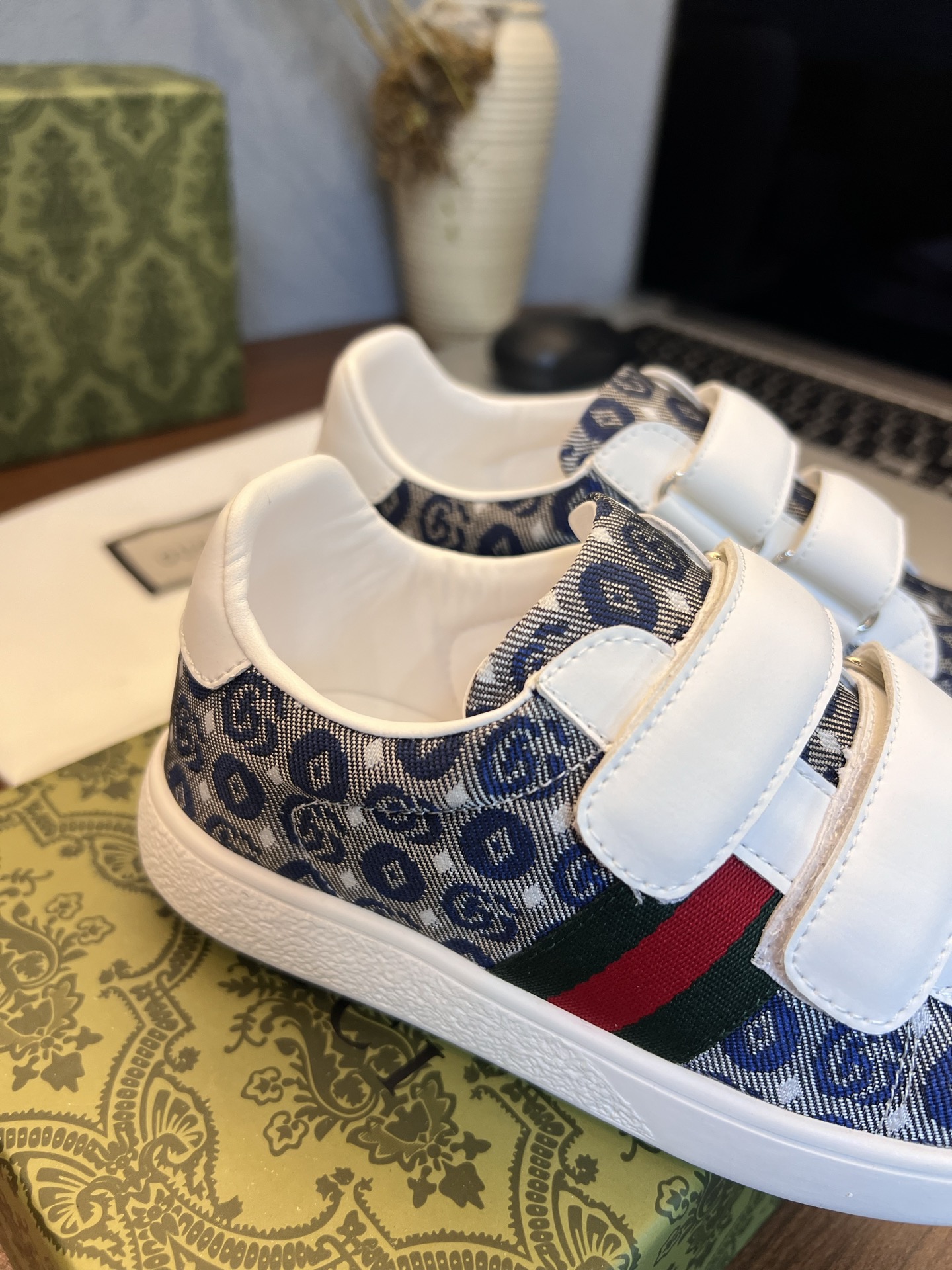 Children's shoes child